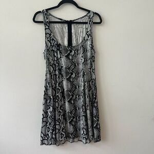 Urban Outfitter Woemn's Sleeveless Snake Print Gray MIni Dress Size Medium
